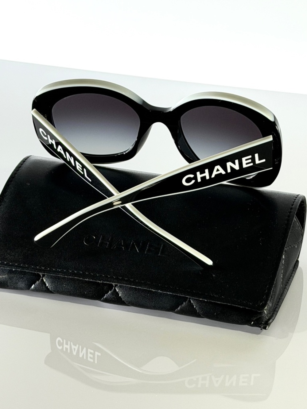 Chanel 71414 CC Logo Sunglasses – Black & White - Picture 5 of 13